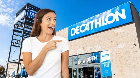Una mujer frente a una tienda Decathlon