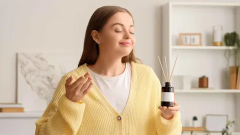 Una mujer con el nuevo ambientador de Mercadona