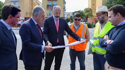 Jos&eacute; Luis Sanz visita la ronda del Tamarguillo en las obras de Asfaltado de 2024 | Ayuntamiento de Sevilla