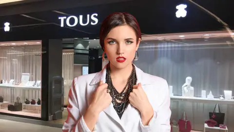 Una mujer frente a una tienda de Tous