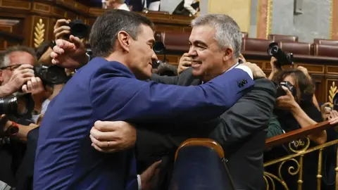 Pedro S&aacute;nchez se abraza con Santos Cerd&aacute;n, en una imagen de archivo