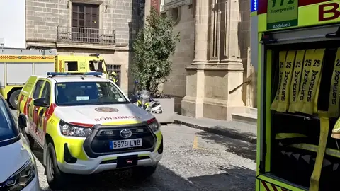Incendio junto a la iglesia del Carmen en Jerez