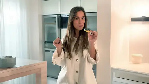 Mar&iacute;a Pombo ense&ntilde;a en TikTok c&oacute;mo preparar un aperitivo con hojaldre, aceitunas y piparras que ya arrasa en Espa&ntilde;a