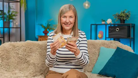 Una mujer con el dinero procedente de su pensi&oacute;n