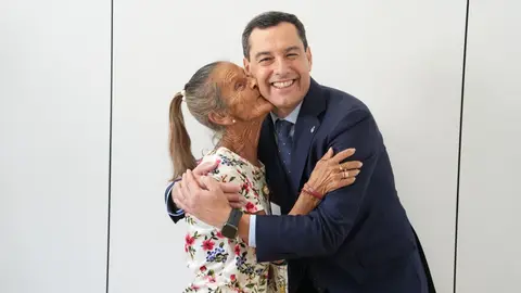Juanma Moreno, durante la inauguraci&oacute;n de la ampliaci&oacute;n del centro de salud La Carihuela en Torremolinos