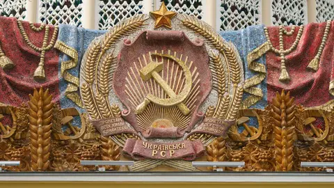 Panor&aacute;mica del escudo de armas de la Rep&uacute;blica Socialista Sovi&eacute;tica en Mosc&uacute;