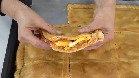 At&uacute;n, pimientos y huevo duro, el relleno cl&aacute;sico que arrasa en la receta viral de empanada casera