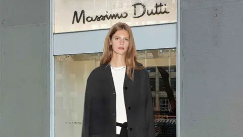 Una mujer a la moda en una tienda de Massimo Dutti