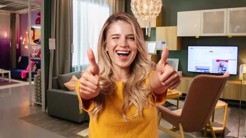 Una mujer en el interior de una tienda de Ikea