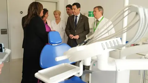 Juanma Moreno, durante la visita a un hospital