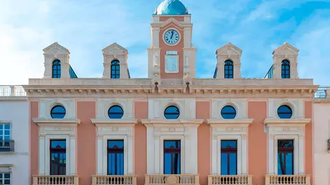 La fachada principal del Ayuntamiento de Almer&iacute;a