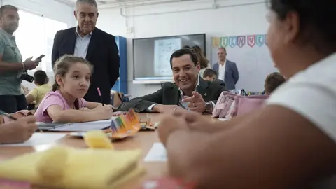 Juanma Moreno en un colegio
