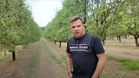 Jos&eacute; EL&iacute;as visita la una empresa en la fecha de producci&oacute;n de Almedras