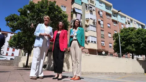 Pilar Miranda, Roc&iacute;o Diaz y Susana Cayuela delante de bloques de La Orden