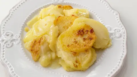 Las patatas al horno con ajo y parmesano que han enamorado a m&aacute;s de 5 millones de seguidores en Espa&ntilde;a
