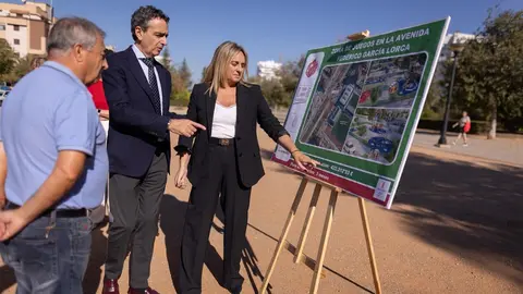La alcaldesa de Granada, Marifr&aacute;n Carazo, durante su visita a unas zonas infantiles
