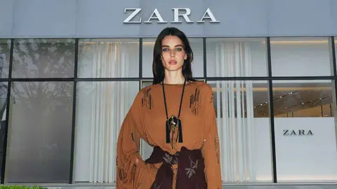 Una mujer frente a una tienda Zara