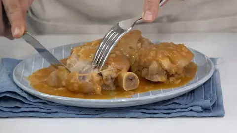 C&oacute;mo preparar manitas de cerdo tiernas y melosas con una salsa casera paso a paso