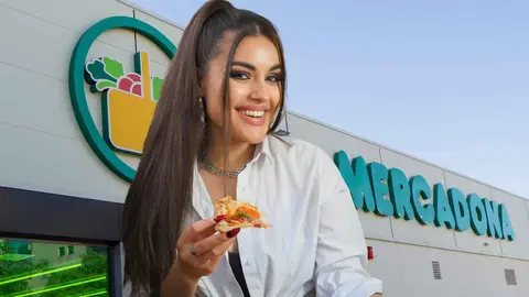 Una mujer comiendo pizza en un supermercado de Mercadona