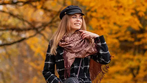 Una mujer vestida a la moda en oto&ntilde;o