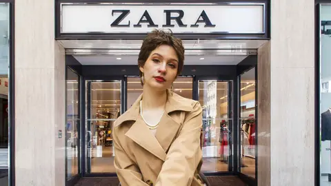 Una mujer a la moda frente a una tienda de Zara