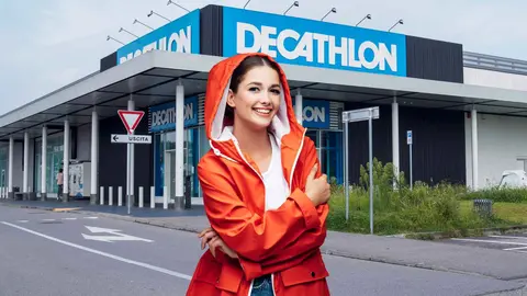 Una mujer frente a una tienda de Decathlon