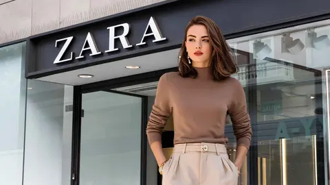 Una mujer frente a una tienda Zara