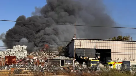 Incendio en un desguace en Jerez | El MIRA