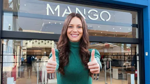Una mujer frente a una tienda Mango