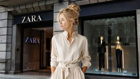 Una mujer a la moda frente a una tienda Zara