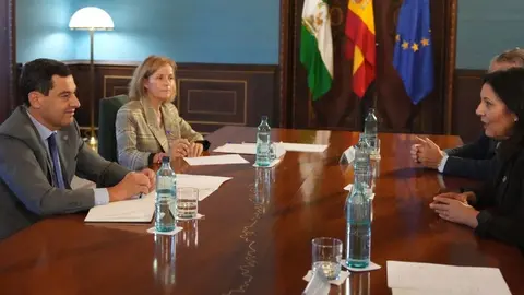 Juanma Moreno, en una reuni&oacute;n con representaci&oacute;n de la Asociaci&oacute;n Contra el C&aacute;ncer