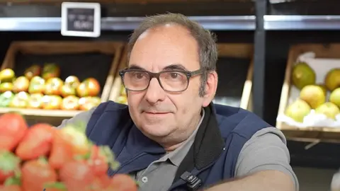 Hipotecas vitales, madrugones y oficio, as&iacute; sobreviven los puestos del mercado municipal de toda la vida