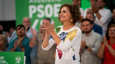 Mar&iacute;a Jes&uacute;s Montero aplaudiendo en un acto del PSOE