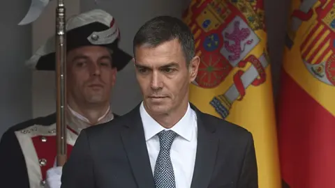 &ldquo;Pedro S&aacute;nchez huye del bochorno y del honor&rdquo;, el editorial m&aacute;s mordaz de Carlos Herrera
