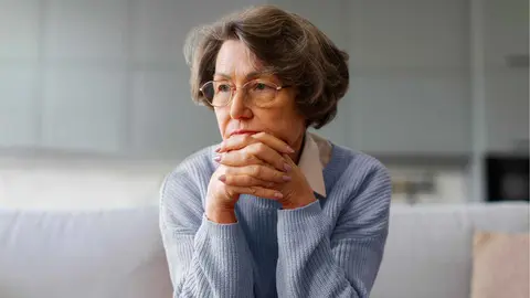 Una mujer preocupada por el estado de su pensi&oacute;n de viudedad