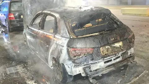 Coche calcinado en Jerez