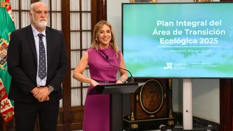 Almudena Mart&iacute;nez, presidenta de la Diputaci&oacute;n de C&aacute;diz, junto a Javier Vidal