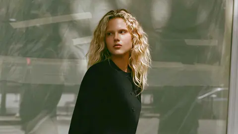 Blazer entallado con hombreras de Zara