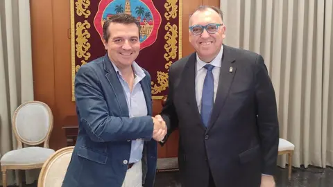 El consejero de Turismo y Andaluc&iacute;a Exterior de la Junta de Andaluc&iacute;a, Arturo Bernal, y el alcalde de C&oacute;rdoba, Jos&eacute; Mar&iacute;a Bellido, en la firma del convenio para coordinar y reforzar el control sobre viviendas de uso