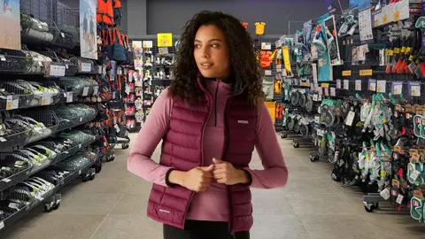 Una mujer en el interior de una tienda Decathlon