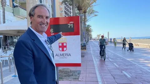 El concejal de Ciudad Activa, Movilidad Urbana y Deporte del Ayuntamiento de Almer&iacute;a, Antonio Casimiro, se&ntilde;ala el contador de bicicletas instalado en el Paseo Mar&iacute;timo de Almer&iacute;a.