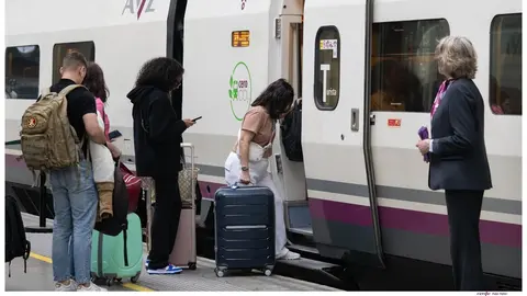 Viajeros subiendo a un tren de Renfe
