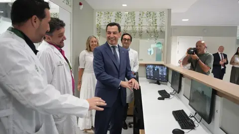 Juanma Moreno, en una visita al Hospital Virgen del Roc&iacute;o de Sevilla