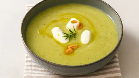 La crema de calabac&iacute;n con aceite de ajos, romero y yogur griego que est&aacute; triunfando este oto&ntilde;o