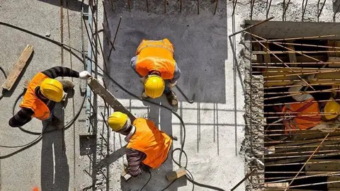 Trabajadores en una obra en Andaluc&iacute;a
