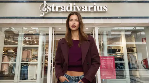 Trench regular b&aacute;sica con cintur&oacute;n de Stradivarius