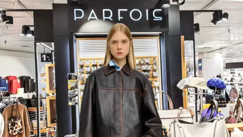 Una mujer en la secci&oacute;n de Parfois en El Corte Ingl&eacute;s