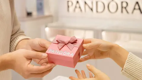 Pandora brilla con sus anillos minimalistas de plata y oro que arrasan esta temporada