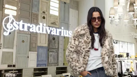 Cazadora efecto pelo con estampado de leopardo de Stradivarius