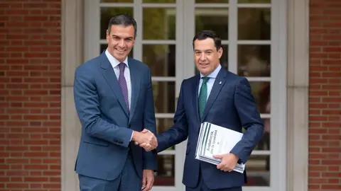 Juanma Moreno, durante un encuentro con Pedro S&aacute;nchez
